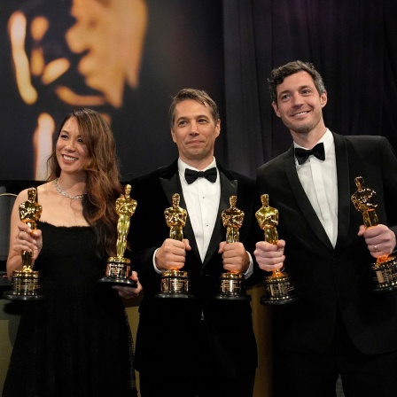 Samantha Quan (l-r), Gewinnerin des Preises für den besten Film für "Anora", Sean Baker, Gewinner des Preises für das beste Originaldrehbuch, den besten Filmschnitt, die beste Regie und den besten Film für "Anora", und Alex Coco, Gewinner des Preises für den besten Film für "Anora", besuchen den Governors Ball nach der Oscar-Verleihung.