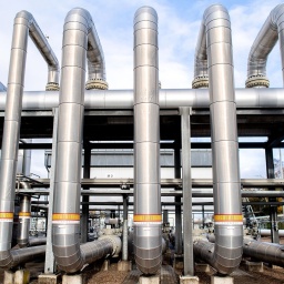 Zahlreiche Rohre verlaufen an einer technischen Anlage zur Verdichtung von Erdgas auf dem Gelände des Erdgasspeichers Rehden der astora GmbH. 