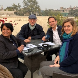 Die Korrespondenten aus dem Studio Neu Delhi sitzen auf der Dachterrasse: von links: Deepika Bose Andreas Franz Peter Hornung und Chralotte Horn 