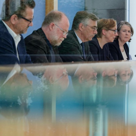 Vorstellung des Friedensgutachtens 2024 in der Bundespressekonferenz: Im Bild v.l. Prof. Dr. Conrad Schetter, Prof. Dr. Tobias Diebel, Prof. Dr. Christopher Daase, und Prof. Dr. Ursula Schröder.