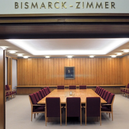 Blick durch die geöffenete Tür in das Bismarck-Zimmer im Auswärtigen Amt