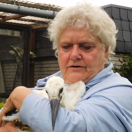 Regina Kolls mit dem Weißstorch Fritzi auf dem Arm.