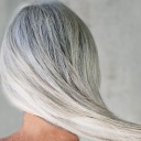 Hinterkopf einer Frau mit langen grauen Haaren
