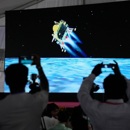 Journalisten filmen die Live-Übertragung der Landung des Raumschiffs «Chandrayaan-3» auf dem Mond in der ISRO-Einrichtung für Telemetrie, Ortung und Kommandonetz.