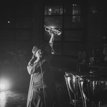 Die verstorbene Jazzerin Jaimie Branch hebt eine Trompete triumphierend in die Luft | Bild: Ben Semisch