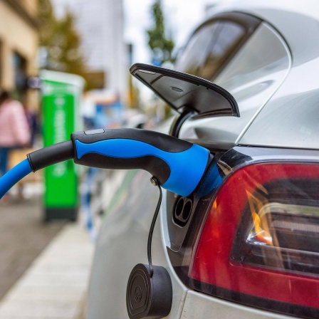 Ein E-Auto wird geladen