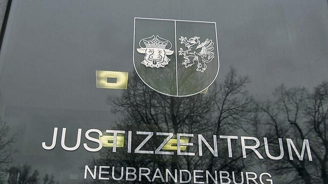 Nahaufnahme der Tür des Justizzentrum Neubrandenburg.
