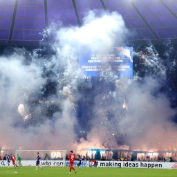 Pyrotechnik, Bengalos, Feuerwerk im Berliner Fanblock Ostkurve