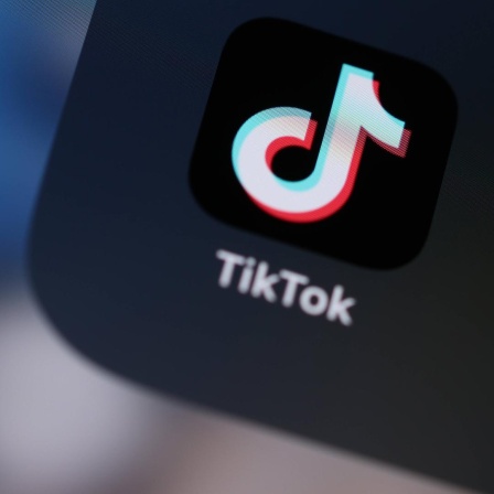 Die Tiktok-App auf einem Smartphone-Display.
