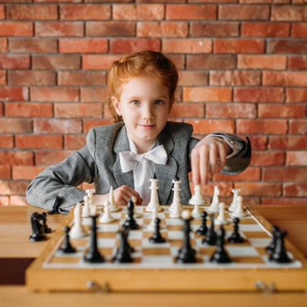 Ein Mädchen mit roten Haaren spielt Schach: Mit der Netflix-Serie "Damengambit" wurde Schach populärer. Wer Schach spielt, gilt als schlau. Doch steigert es wirklich die Intelligenz? Was lässt sich dabei fürs Leben lernen?