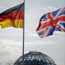 Die Flaggen von Deutschland und Großbritannien wehen für König Charles III. vor dem Reichstagsgebäude um Wind.