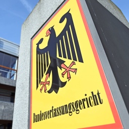 Das Schild des Bundesverfassungsgerichts mit dem Bundesadler vor dem Gebäude in Karlsruhe