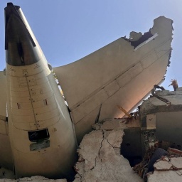 Trümmer des Flugzeugs, das in der indischen Stadt Ahmedabad abgestürzt ist, ragen aus einem zerstörten Haus.