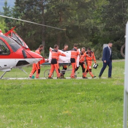 Der verletzte slowakische Ministerpräsident Robert Fico wird von Rettungskräften zu einem Hubschrauber gebracht
