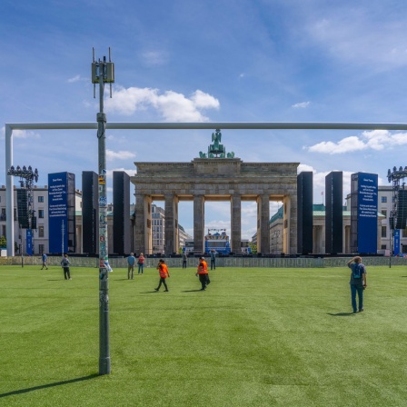 Großes Fußballtor vor dem Brandenburger Tor