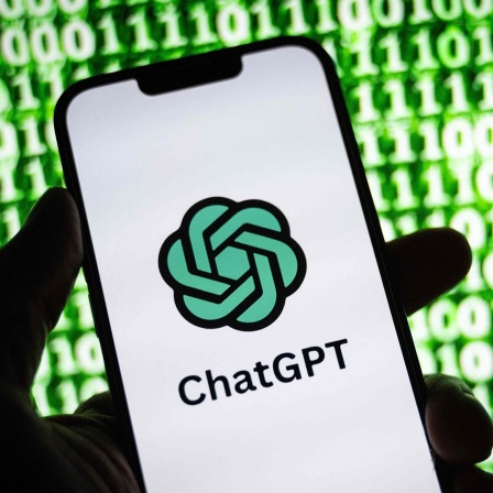 Das Icon von ChatGPT auf einem Smartphone-Display vor Binärcodes.