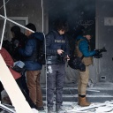 Kriegsreporter und Fotografen in Kiew tragen Helme und weitere Schutzausrüstung.