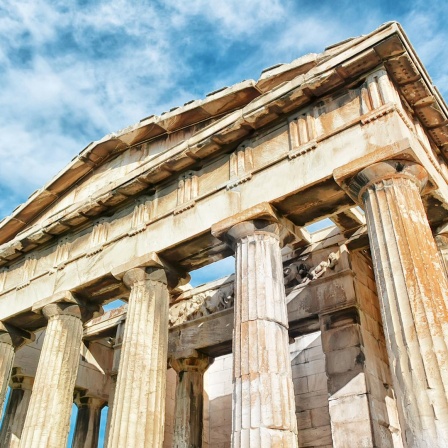 Der Akropolis-Tempel in Athen aus leichter Untersicht aufgenommen.