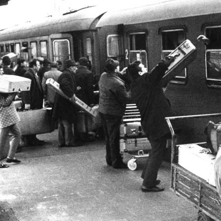 Gastarbeiter vor ihrer Abfahrt nach Jugoslawien am 19. Dezember 1970 auf dem Frankfurter Hauptbahnhof