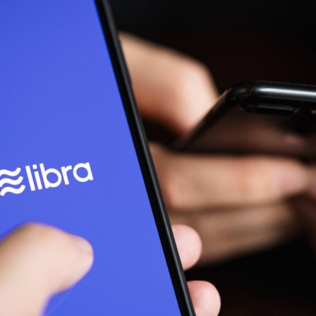 Nahaufnahmen von zwei Smartphones. Auf einem ist das Logo von libra zu erkennen. 