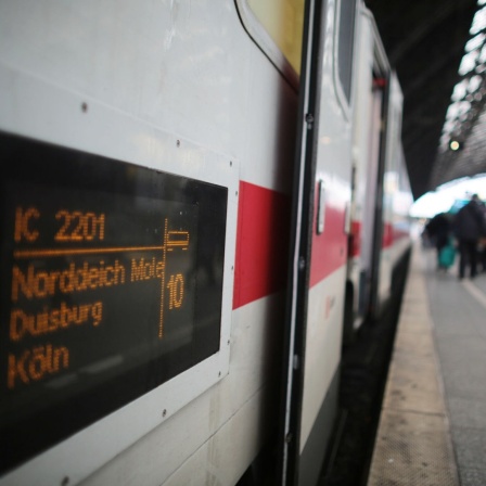 Der IC 2201 aus Norddeich steht auf einem Gleis im Bahnhof. 