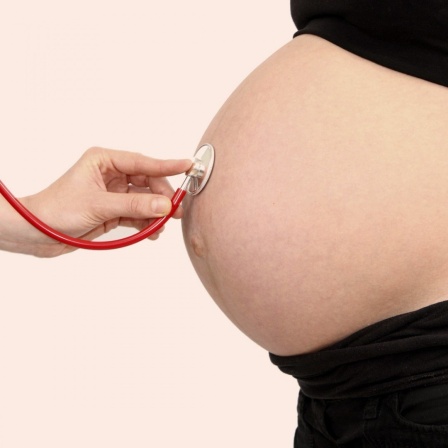 Eine im neunten Monat schwangere Person wird untersucht
