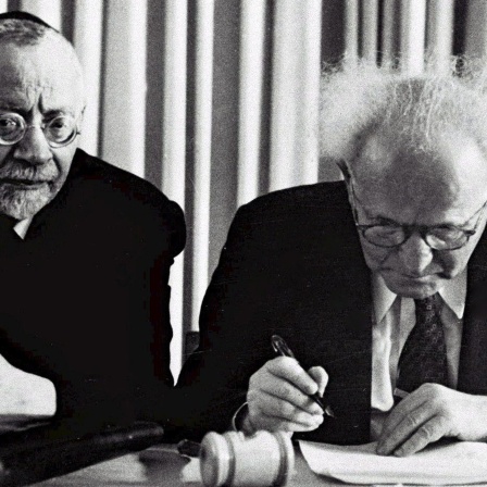 David Ben Gurion (r.) unterschreibt am 14. Mai 1948 in Tel Aviv die Unabhängigkeitserklärung Israels, neben ihm sitzt Rabbi Yehuda Hacohen 