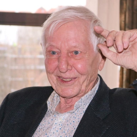 Hans Magnus Enzensberger in seiner Wohnung in München