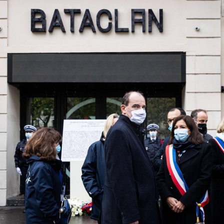 Der Französische Premierminister Jean Castex und die Bürgermeisterin von Paris Anne beim Gedenken an das Attentat vor dem  Veranstaltungsort Bataclan in Paris.