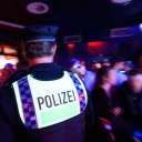 Ein Polizist läuft durch ein Lokal nahe der Reeperbahn im Hamburger Stadtteil St. Pauli. Er kontrolliert die einhaltung der 2G-Regel.