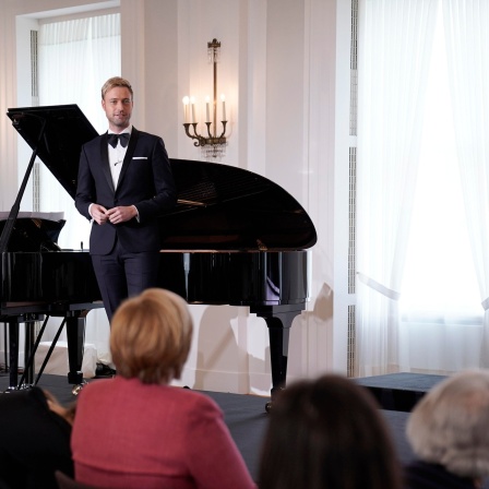 Benjamin Appl mit Pianist Wolfram Rieger bei einer Gedenkveranstaltung im Schloss Bellevue (2021).