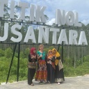 Lena Bodewein mit Frauen auf Borneo