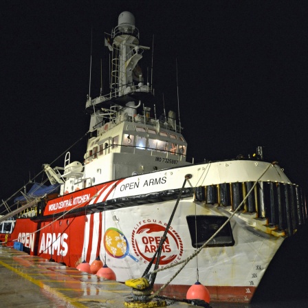 Das Schiff der Hilfsorganisation Open Arms liegt im Hafen von Larnaca (Zypern).