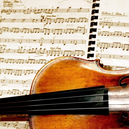 Eine Violine mit Noten