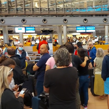 Passagiere warten am Checkin.