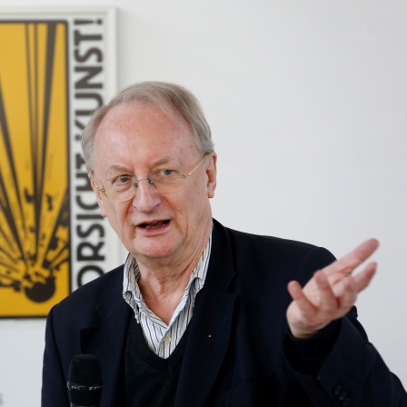 Der Künstler Klaus Staeck spricht im Museum Folkwang während der Pressekonferenz zu den geladenen Gästen (2018).