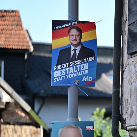 Der AfD-Landtagsabgeordnete Robert Sesselmann auf einem Wahlplakat in Sonneberg