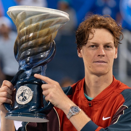 Jannik Sinner mit dem Siegerpokal bei den Cincinnati Open in den USA