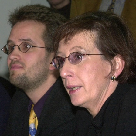 Die schleswig-holsteinische Ministerpräsidentin Heide Simonis (rechts) gibt am 24.11.2000 im Kieler Landeshaus eine Pressekonferenz. Links sitzt Landwirtschaftsministerin Ingrid Franzen und Umweltminister Klaus Müller (Mitte). Erstmals ist bei einem in Deutschland geborenen Rind bei einem Schnelltest die Seuche BSE entdeckt worden. Die rot-bunte Kuh wurde 1996 in Schleswig-Holstein geboren und kam aus dem Kreis Rendsburg-Eckernförde. Die Landesregierung in Kiel bestätigte den BSE-Verdacht