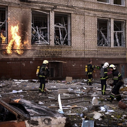 Feuerwehrleute löschen mehrere Brände nach einem russischen Angriff in Charkiw