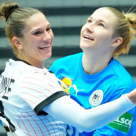 Amelie Berger (l) und Torwärtin Katharina Filter jubeln nach dem Sieg gegen Japan