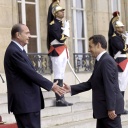 16.05.2007: Neuer Präsident Nicolas Sarkozy wird von scheidenden Amtsinhaber Jacques Chirac am Elysee Palast empfangen (Bild: picture-alliance/ dpa) 