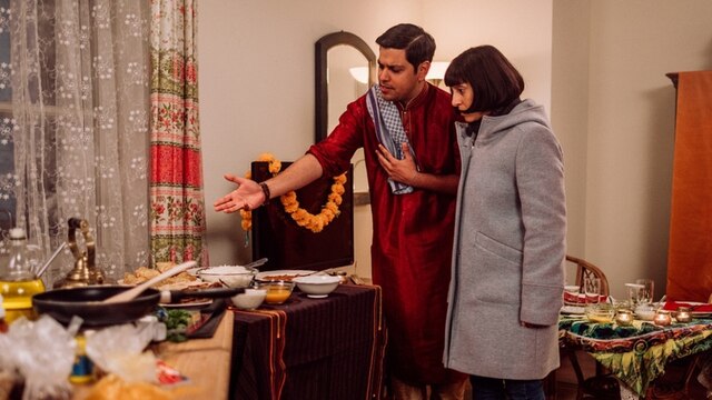Dahoam is Dahoam: Bruman (Daniel Popat) überrascht Josephine (Mira Mazumdar) mit selbstgekochtem indischem Essen. | Bild: BR/Nadya Jakobs