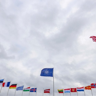 Die Nato-Fahne (M) und die der Nato-Mitgliedsländer wehen vor dem Nato-Hauptquartier. 