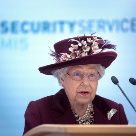 Queen vor Schriftzug &#034;Security Service&#034;: In Großbritannien gibt es MI5 und MI6. Was ist der Unterschied?