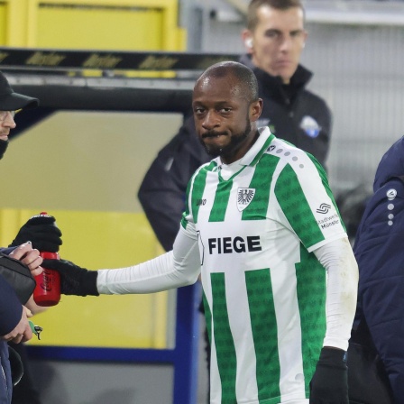 David Kinsombi bekommt von seinen Ex-Kollegen eine Wasserflasche
