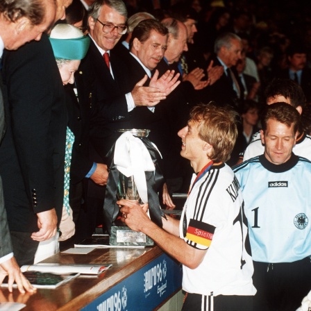 Königin Elisabeth II. überreicht Jürgen Kliensmann nach dem Sieg gegen Tschechien den EM-Pokal (Archivbild)