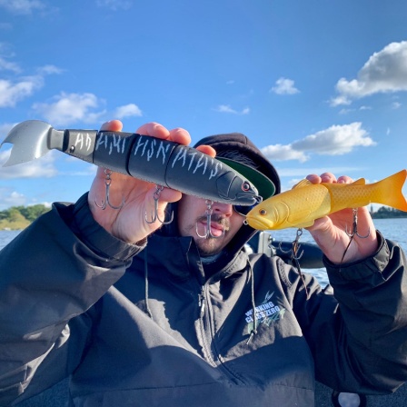 Der Tackle Nerd Stephan Bode mit zwei teuren Ködern in den Händen, die man Swimbaits nennt(Bild: rbb/F.Rößler)