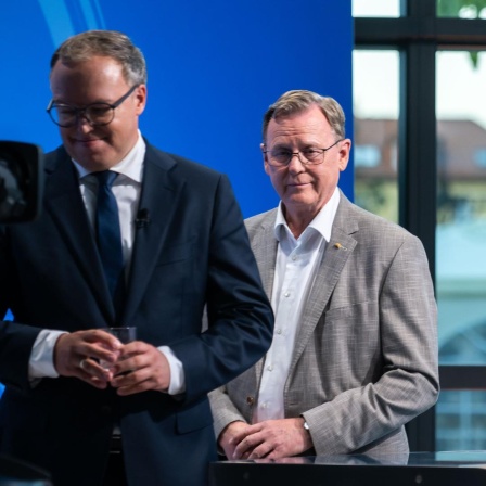 Mario Voigt (CDU), Ministerpräsident Bodo Ramelow (Die Linke) und Björn Höcke (AfD) im Wahlstudio des ZDF im Thüringer Landtag.