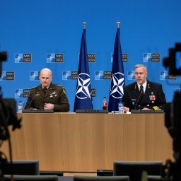 Robert Bauer (R) und Christopher Cavoli (L) sprechen bei einer NATO-Pressekonferenz am 16. Mai 2024 in Brüssel über die Lage in der Ukraine